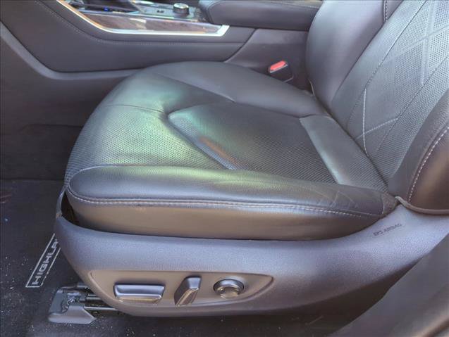 Certified 2021 Toyota Highlander Platinum AWD/4WD image 13
