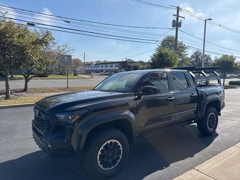 Used 2024 Toyota Tacoma TRD Off-Road image 3
