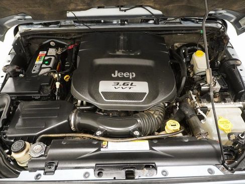 Used 2012 Jeep Wrangler Unlimited Sahara image 8