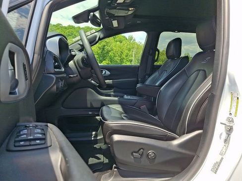Used 2025 Chrysler Pacifica Limited FWD image 13