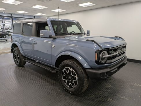 Used 2023 Ford Bronco Outer Banks image 3