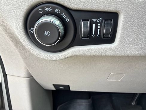 Used 2017 Chrysler Pacifica Limited FWD image 12