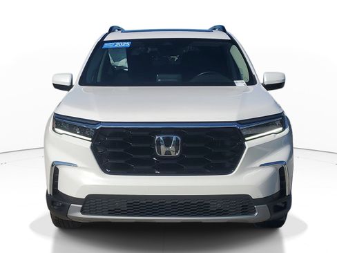 Certified 2025 Honda Pilot Touring image 2