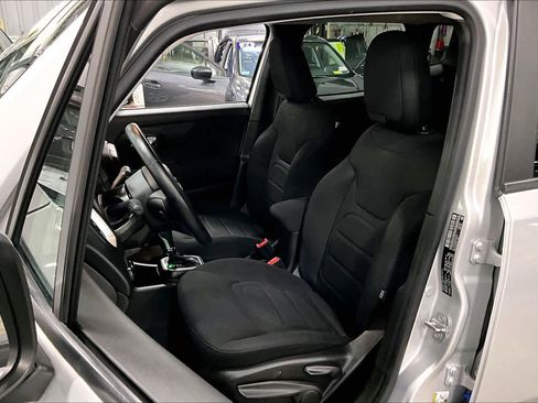 Used 2020 Jeep Renegade Latitude w/ Cold Weather Group image 7