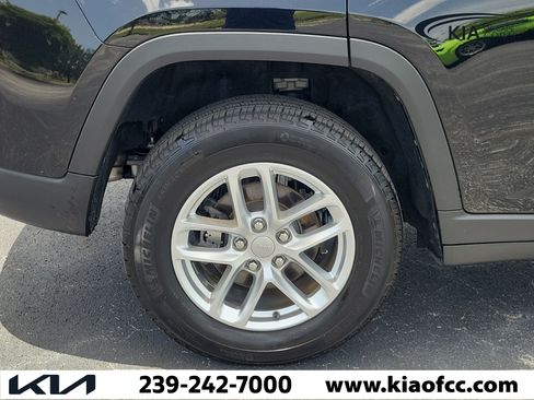 Used 2025 Jeep Grand Cherokee Laredo X RWD image 9