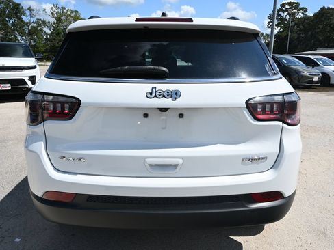 Used 2024 Jeep Compass Latitude AWD/4WD image 3