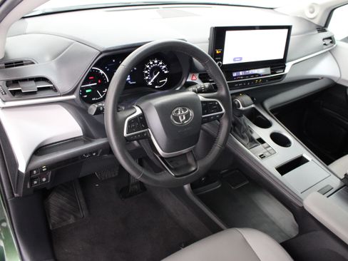Used 2026 Toyota Sienna XLE FWD image 13