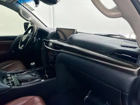 Used 2016 Lexus LX 570 4WD w/ Luxury Package image 29