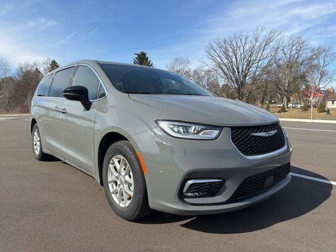 Certified 2025 Chrysler Pacifica Select image 7