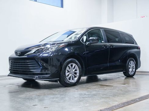 Certified 2026 Toyota Sienna LE FWD image 3
