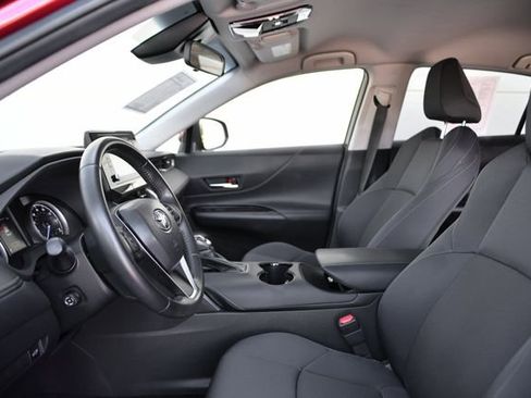 Used 2022 Toyota Venza LE image 19