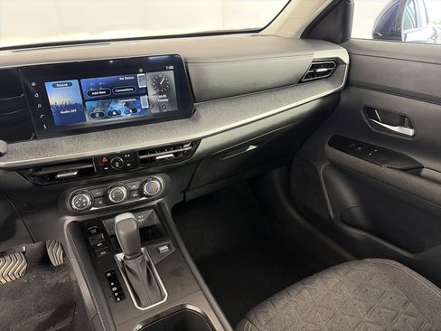 Used 2025 Nissan Kicks SV AWD/4WD image 4