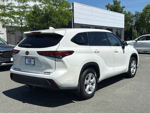 Used 2020 Toyota Highlander LE AWD/4WD image 4