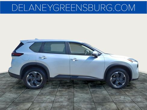Used 2024 Nissan Rogue SV AWD/4WD image 2