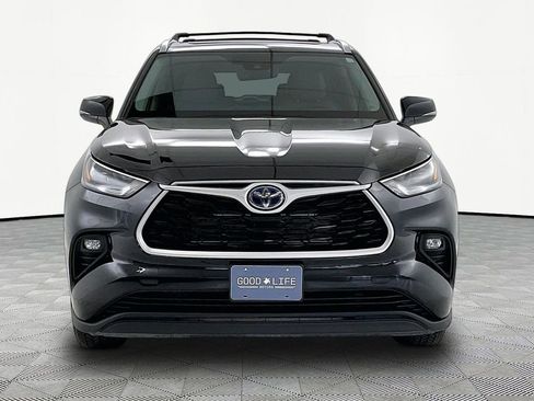 Used 2021 Toyota Highlander XLE AWD/4WD image 2