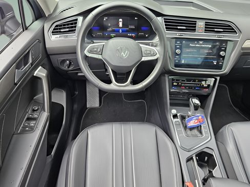 Used 2023 Volkswagen Tiguan SE w/ Panoramic Sunroof Package FWD image 12