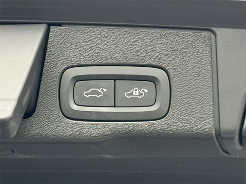 Used 2020 Volvo XC60 T6 Momentum image 34