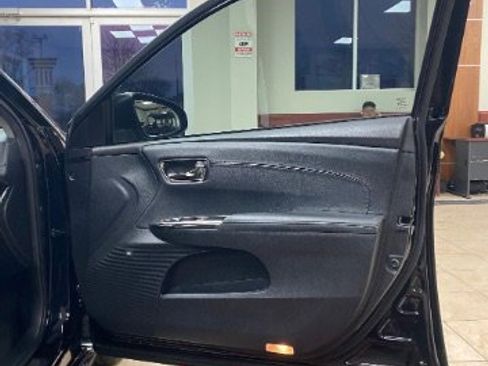 Used 2016 Toyota Avalon Limited image 9