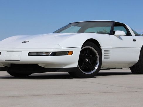 Used 1992 Chevrolet Corvette Coupe RWD image 2