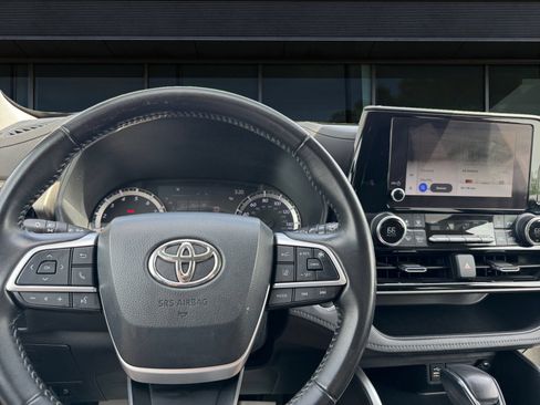 Used 2023 Toyota Highlander LE FWD image 3