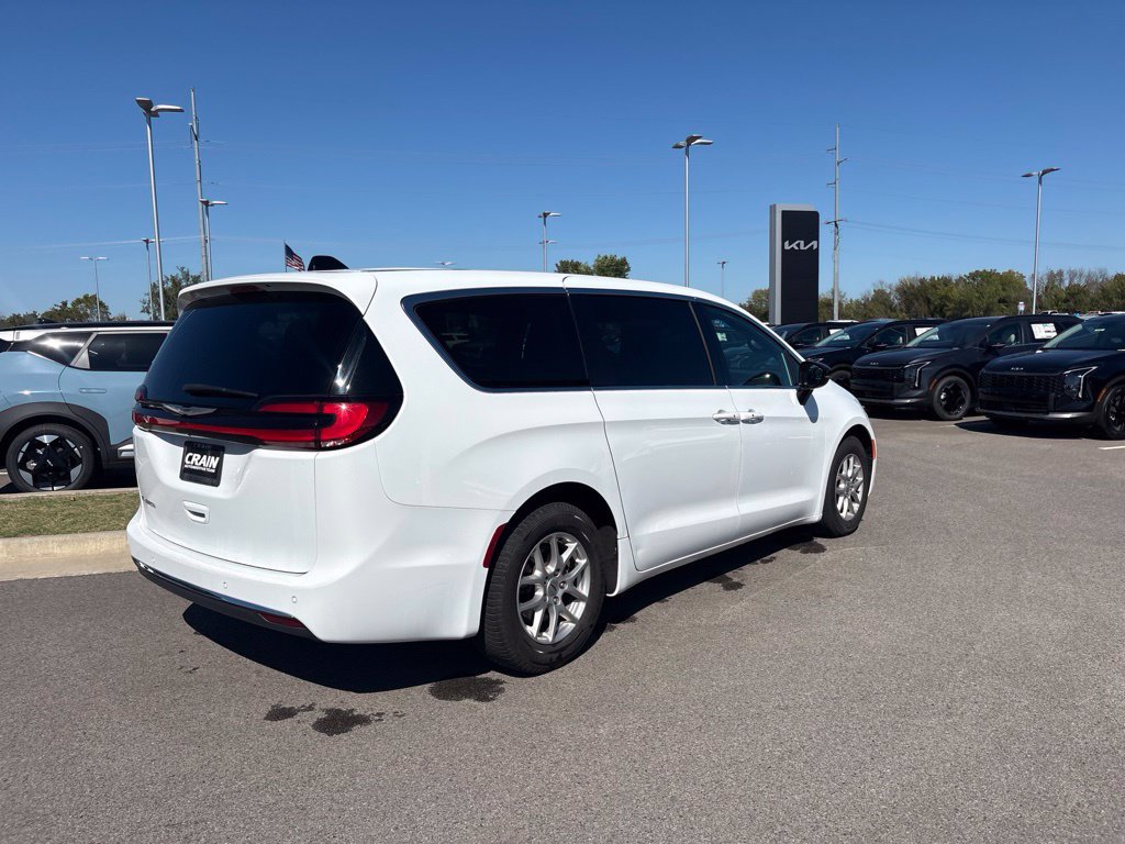 Used 2025 Chrysler Pacifica Select FWD image 3
