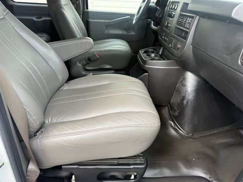 Used 2018 Chevrolet Express 3500 LS RWD image 17