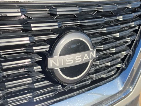 Used 2023 Nissan Rogue SV FWD image 11