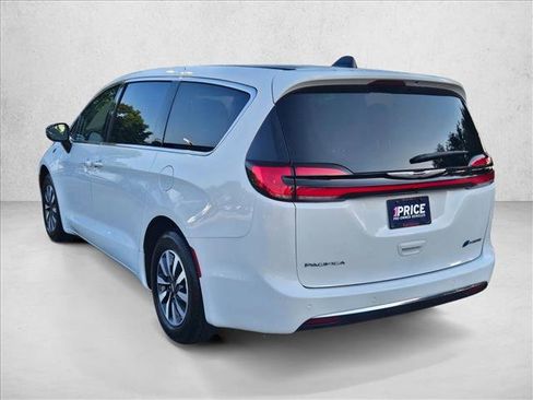 Used 2024 Chrysler Pacifica Limited FWD image 8