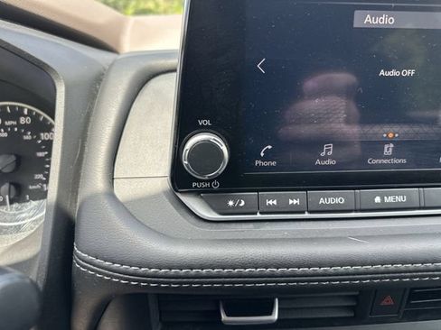 Used 2023 Nissan Rogue SV AWD/4WD image 14