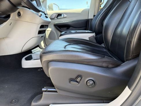 Used 2022 Chrysler Pacifica Touring-L FWD image 18