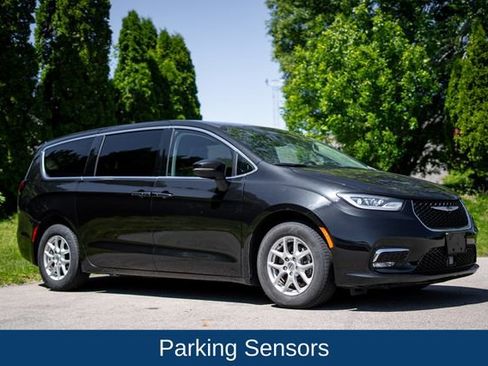 Used 2023 Chrysler Pacifica Touring-L FWD image 3