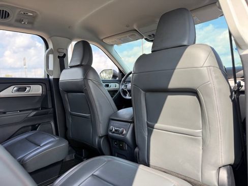 Certified 2025 Ford Explorer Active w/ Active Comfort Package AWD/4WD image 18
