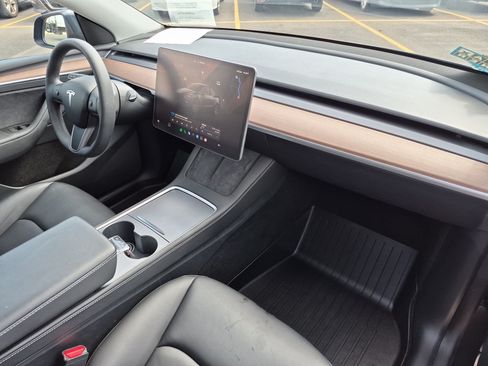 Used 2024 Tesla Model Y Long Range AWD/4WD image 29