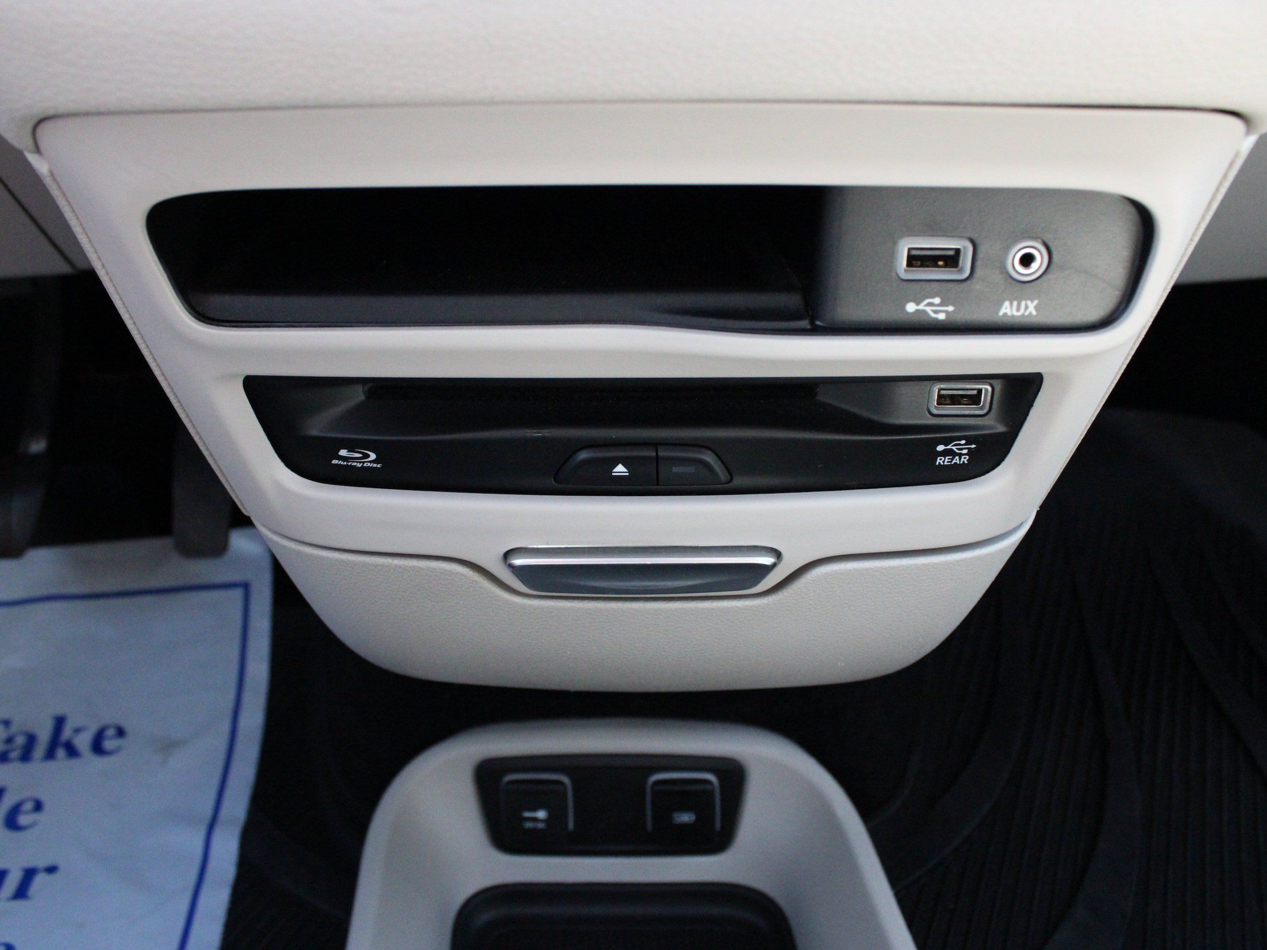 Used 2020 Chrysler Pacifica Limited w/ Tire & Wheel Group FWD image 29