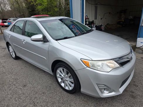 Used 2014 Toyota Camry XLE w/ Leather Package FWD image 3
