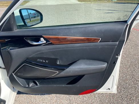 Used 2017 Kia Cadenza Premium w/ Luxury Package image 17