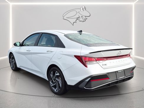 Certified 2025 Hyundai Elantra Sport FWD image 3