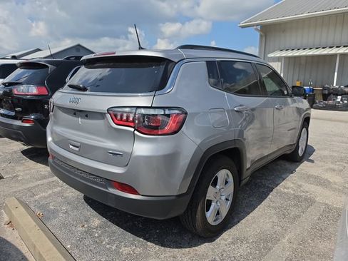 Used 2022 Jeep Compass Latitude FWD image 3
