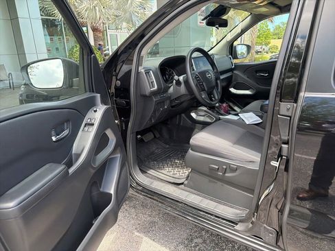 Used 2025 Nissan Frontier SV RWD image 5