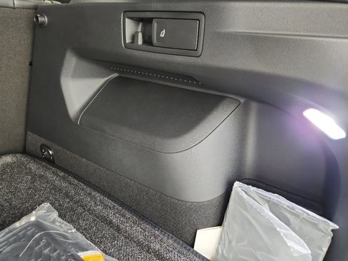 New 2025 Volkswagen Tiguan SE R-Line image 36