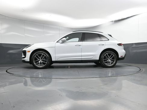 Used 2022 Porsche Macan image 32