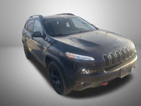 Used 2017 Jeep Cherokee Trailhawk image 5