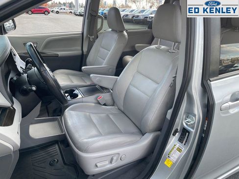 Used 2020 Toyota Sienna XLE image 3