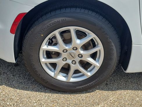 Used 2023 Chrysler Pacifica Touring-L FWD image 5