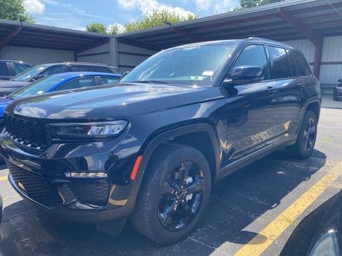 Used 2023 Jeep Grand Cherokee Limited w/ Black Appearance Package AWD/4WD image 16