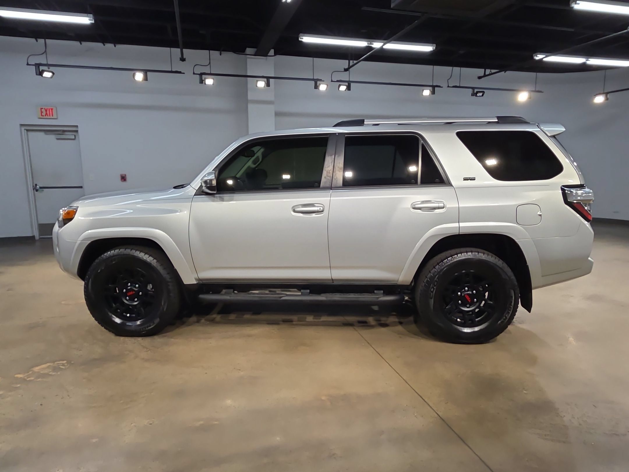 Used 2023 Toyota 4Runner SR5 AWD/4WD image 4