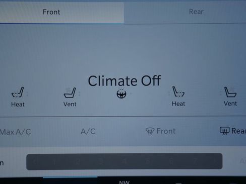 Used 2025 Chrysler Pacifica Pinnacle FWD image 4