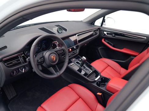 Certified 2026 Porsche Macan AWD/4WD image 4