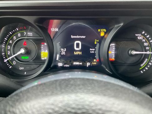Used 2024 Jeep Wrangler Unlimited Sahara AWD/4WD image 18