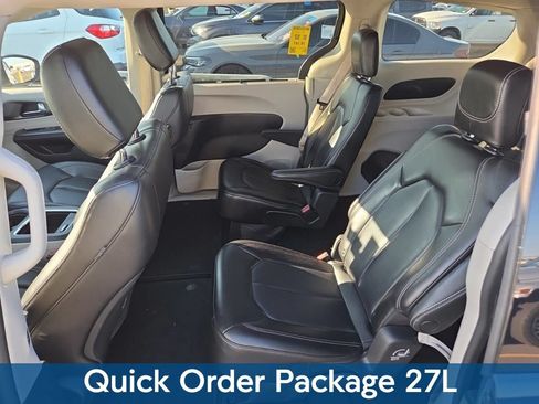 Used 2023 Chrysler Pacifica Touring-L FWD image 3